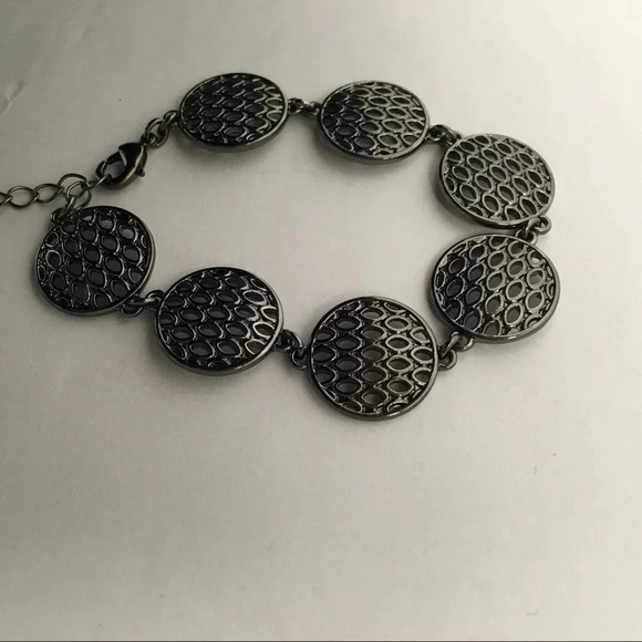 Liz Claiborne Circle Linked Bracelet - Picture 2 of 5